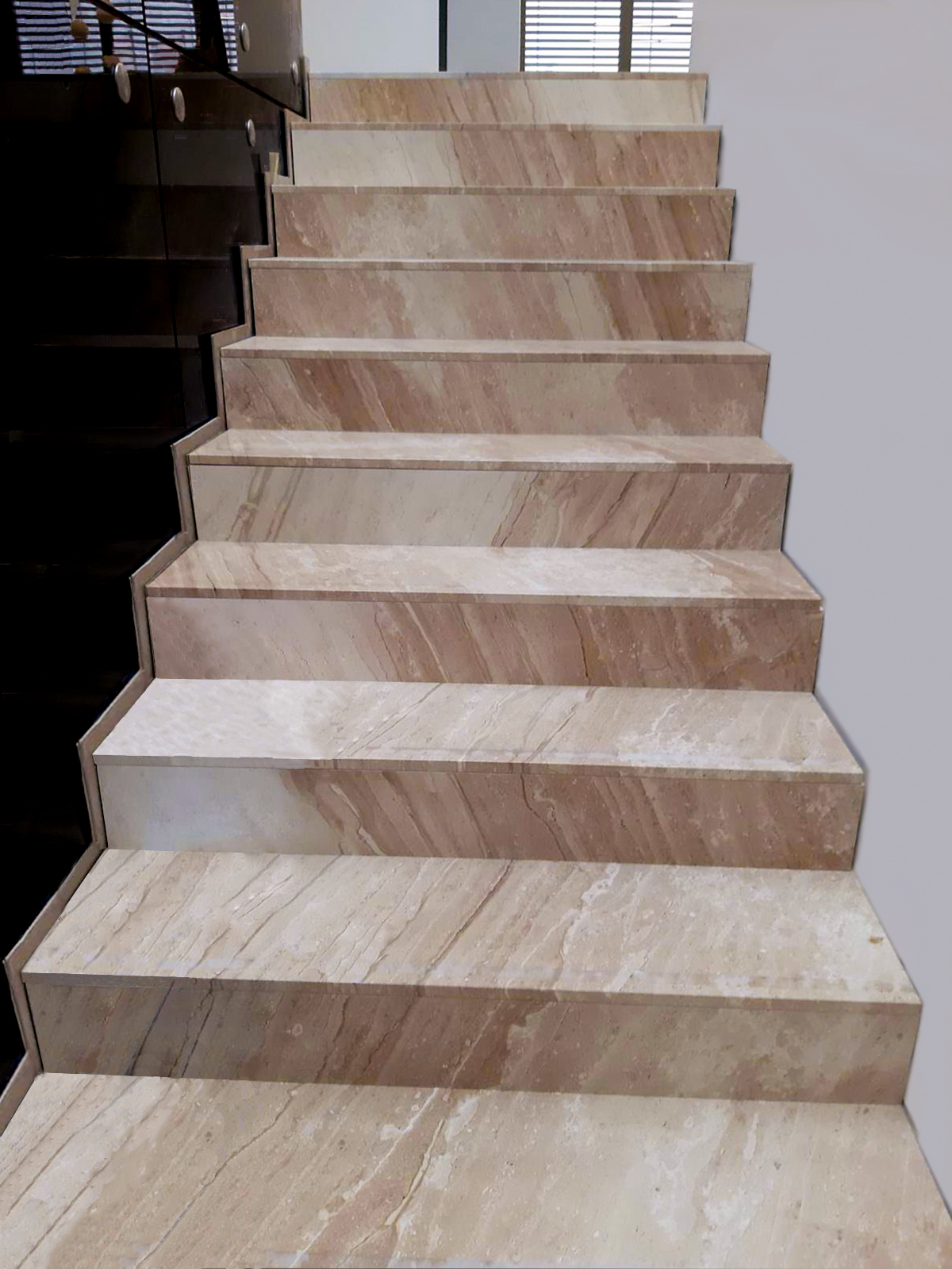 Elegantné schody z prírodného kameňa - mramoru Breccia Sarda