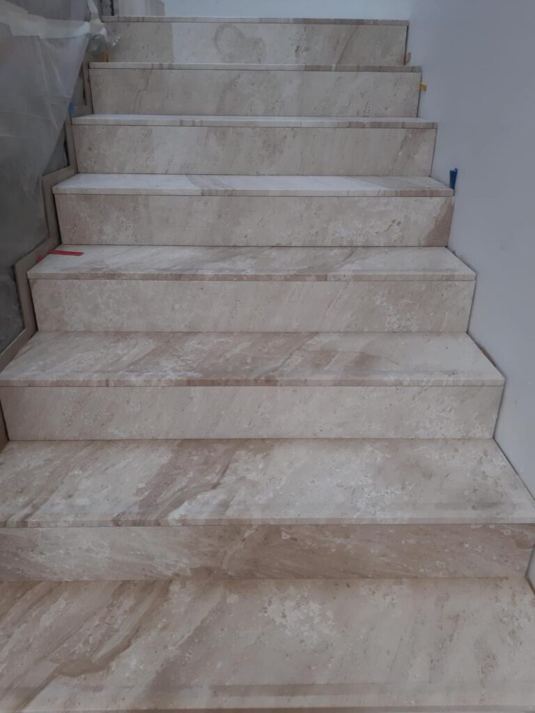 Kamenné schody z mrammoru Brecci Sarda v interiéri