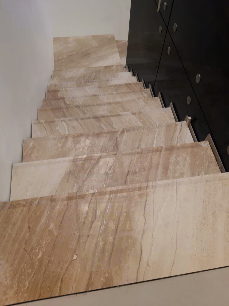 Mramor Breccia Sarda - interiérové schodisko