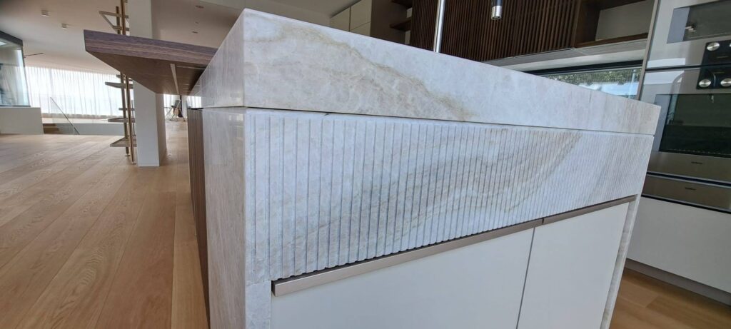 Detail kamennej kuchynskej linky z kvarcitu Taj Mahal Quartzite