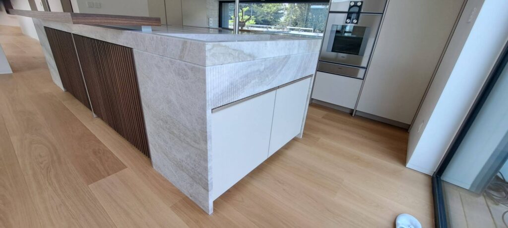 Kvarcit v kuchyni. Kuchynská linka z prírodného kameňa Taj Mahal Quartzite