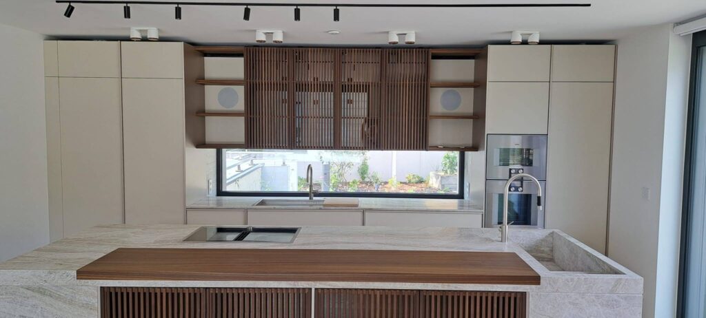 Kuchynská linka z prírodného kameňa Taj Mahal Quartzite v kombinácii s drevenými prvkami