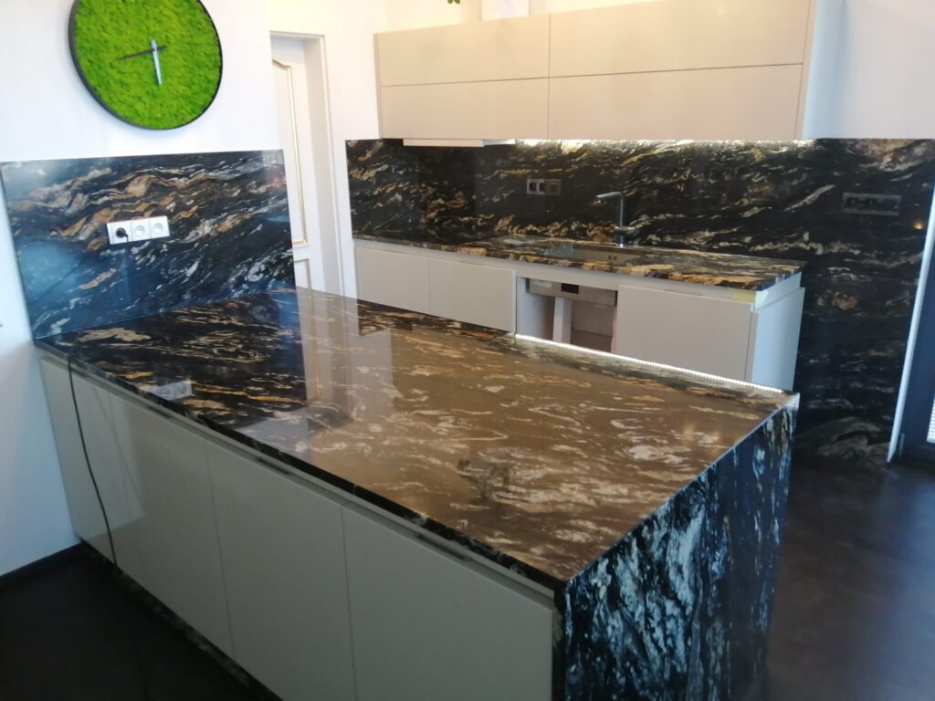 Kamenná kuchynská doska z technického kameňa Technistone Taurus Black