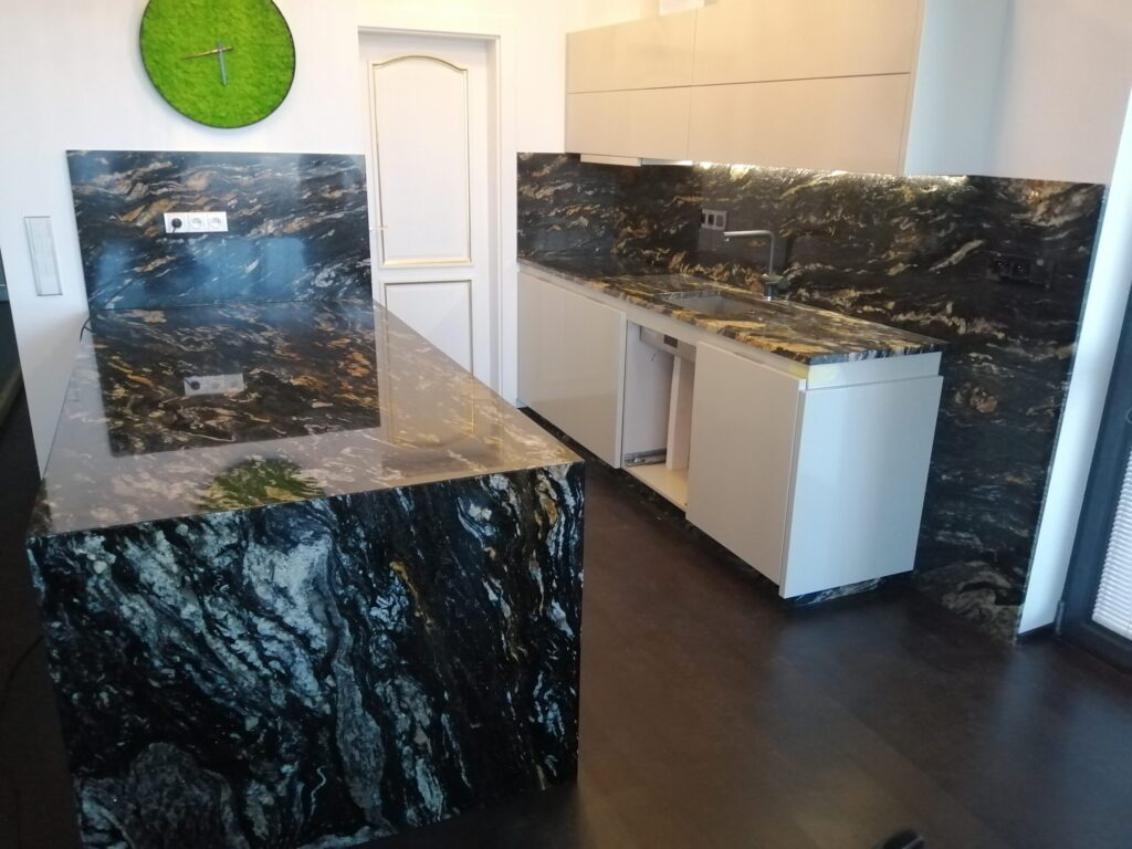 Moderná kuchynská linka z technického kameňa Technistone Taurus Black