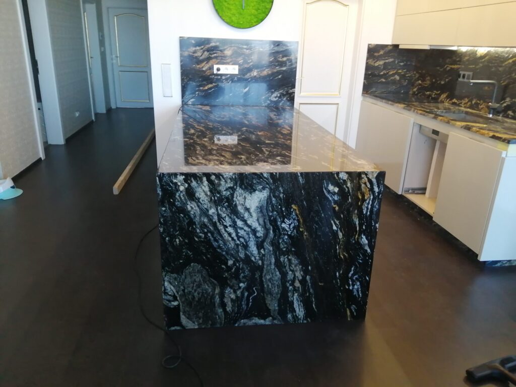 Kuchynská linka a ostrov z technického kameňa Technistone Taurus Black