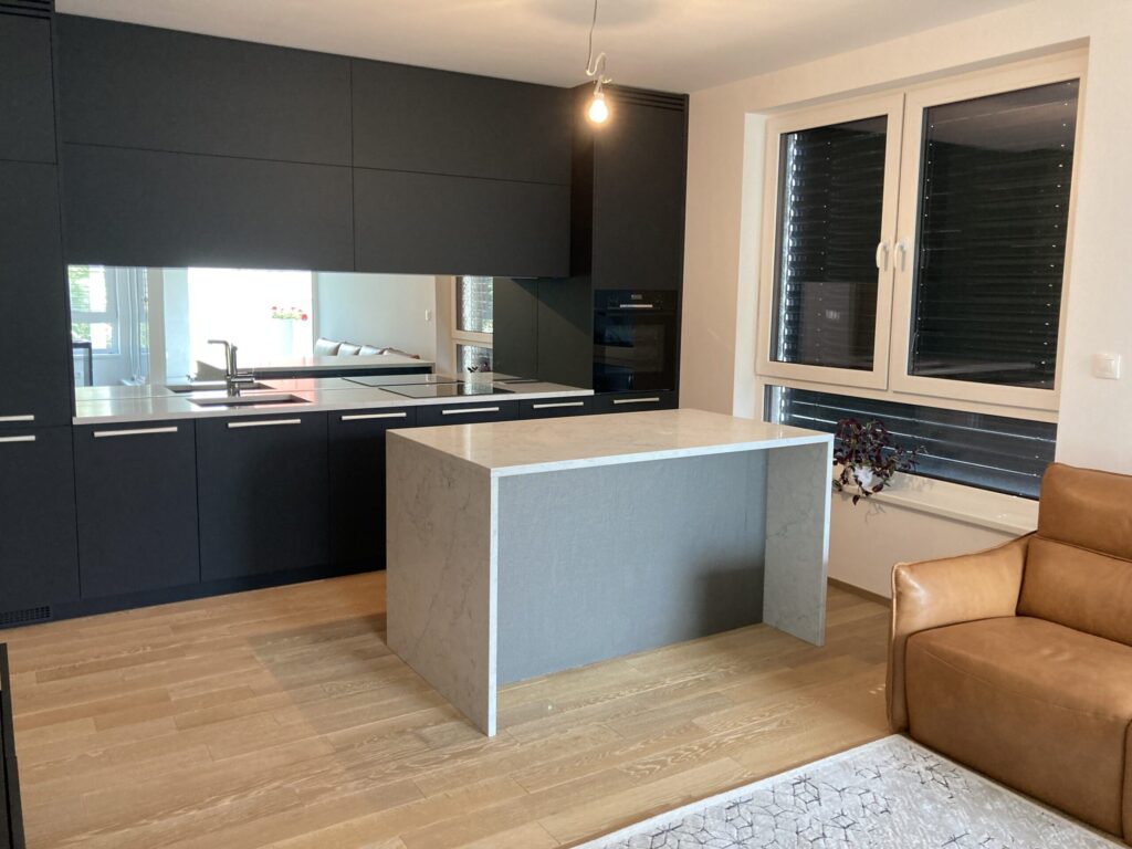 Kuchynský ostrov a kuchynská pracovná doska z technického kameňa Technistone Mystery White