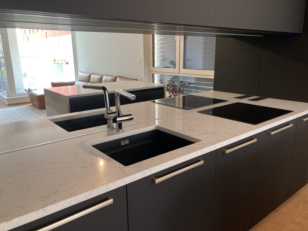 Kuchynská linka z technického kameňa - Technistone Mystery White