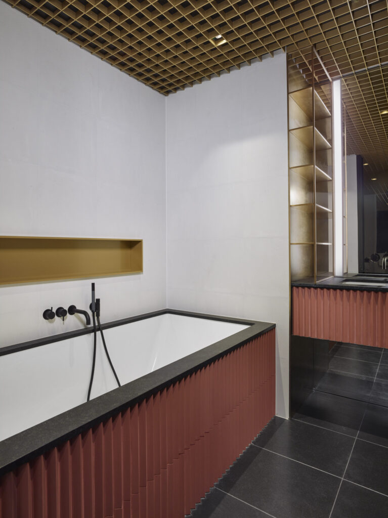 Elegantný čierny kameň Nero Assoluto v kúpelni