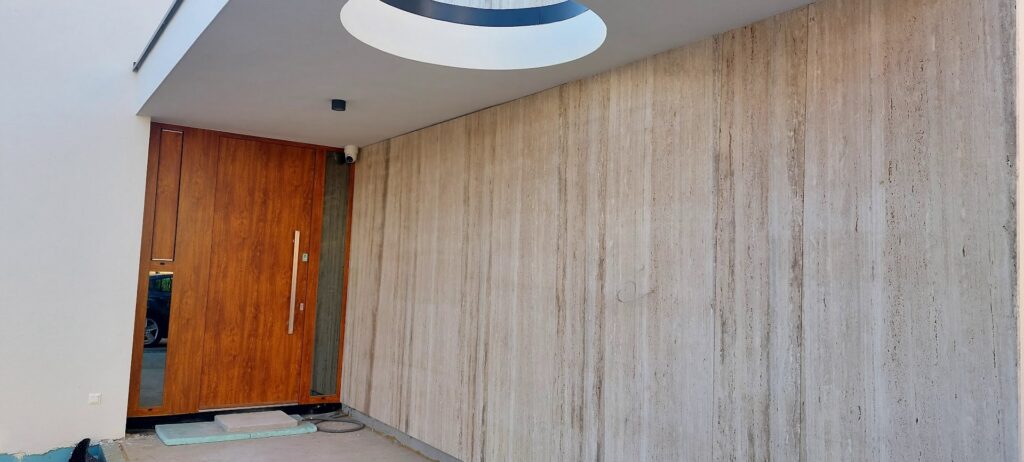 Obklad fasády z gresového obkladu Travertino Silver