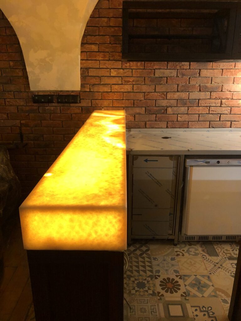 Štýlový barový pult Ónyxu v kombinácii s podsvietením