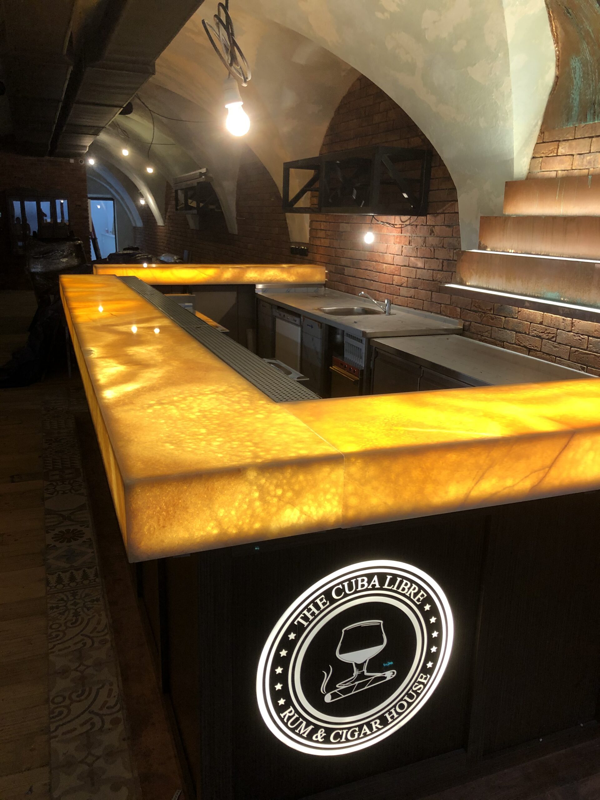 Podsvietený bar z prírodného kameňa Orange Ónyx