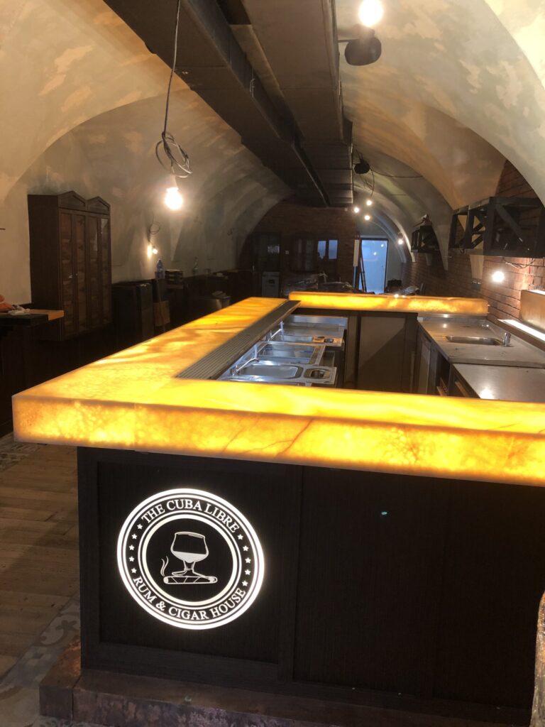 Barový pult z kameňa Orange Ónyx