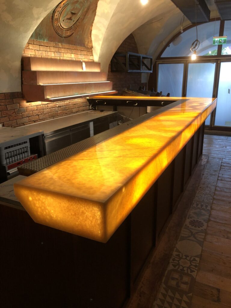 Štýlový barový pult z podsvieteného kameňa Orange Ónyx