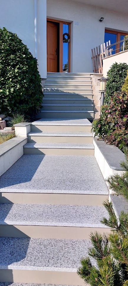 Schody do domu z prírodného kameňa granit Tarn