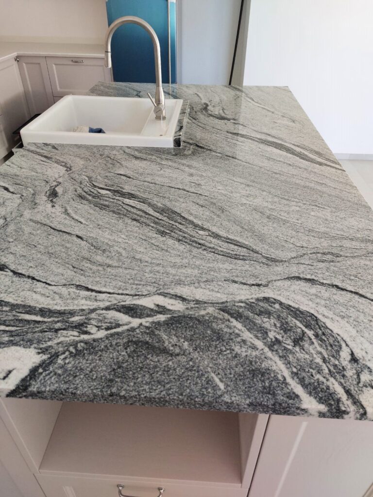 Kuchynsky ostrov zo žuly Viscont White