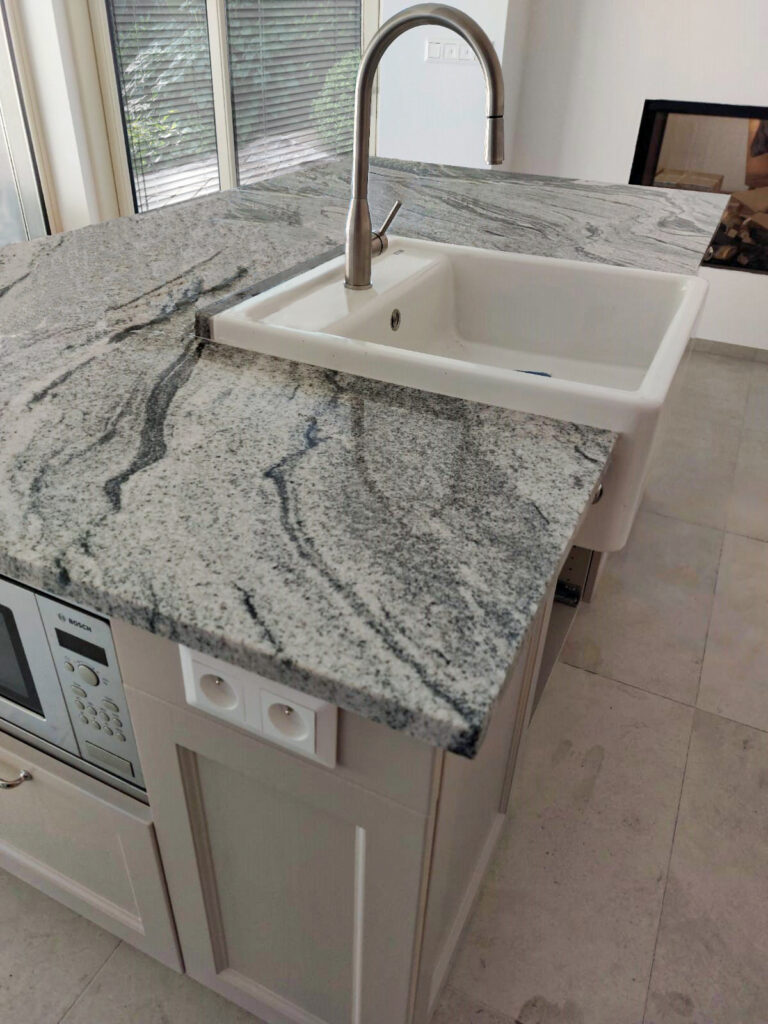 Kuchynsky ostrov zo žuly Viscont White