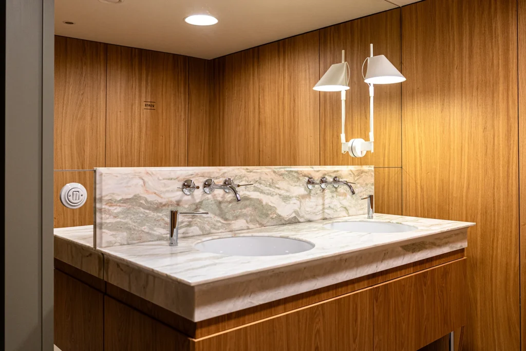 Mramorová kúpelňová doska so zasadenými umývadlami