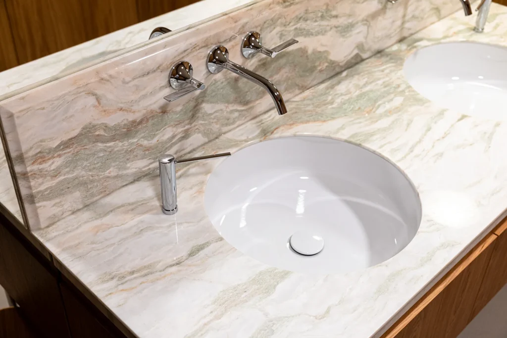 Kamenná kúpelňová doska zo vsadeným umývadlom