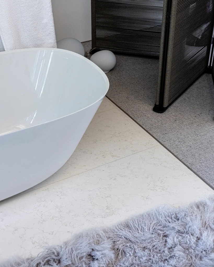 Dlažba z kameňa v kúpelni