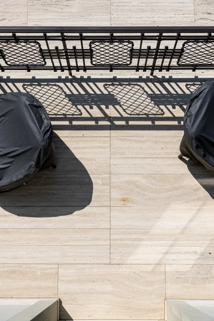 Dlažba terasy z travertínu