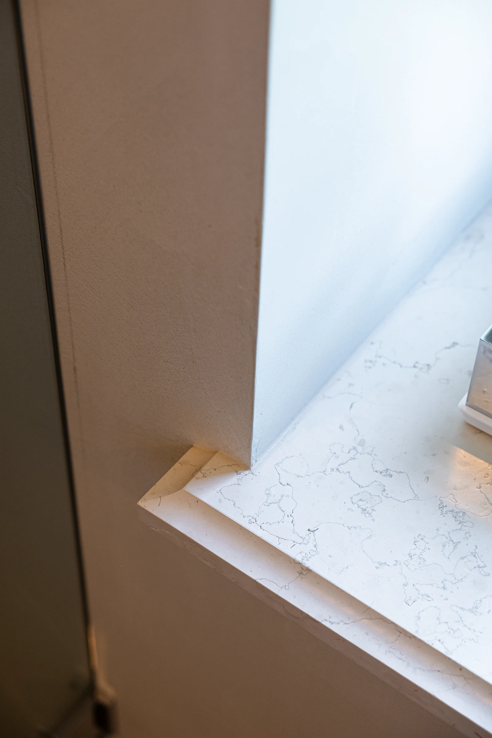 Detail na precízne opracovanie kamennej parapetnej dosky