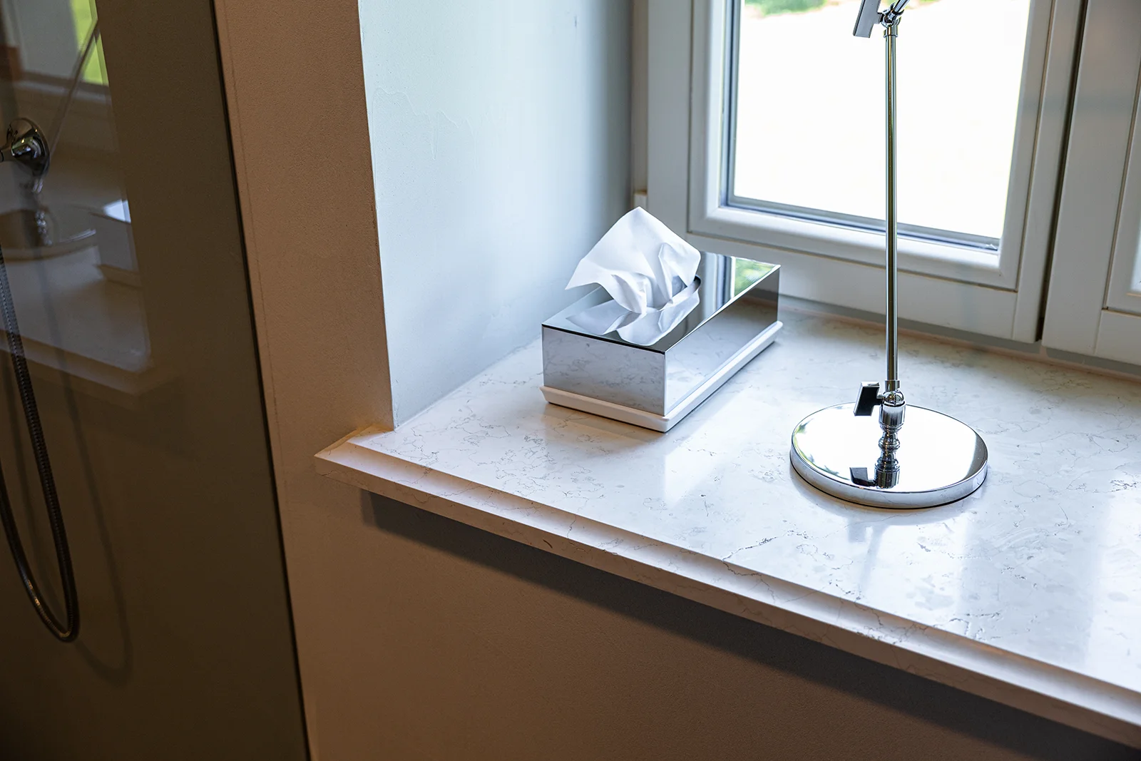 Kamenná parapetná doska z bieleho mramoru