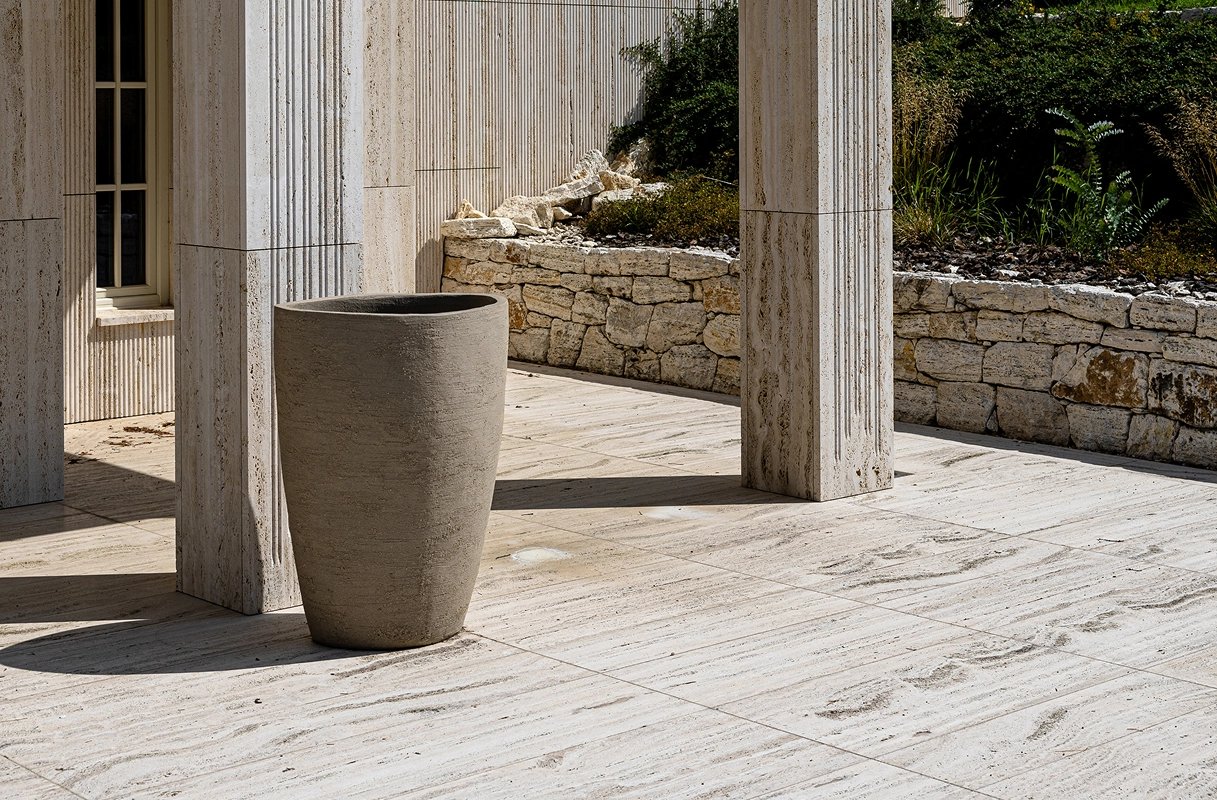 Realizácia kameného obkladu, dlaždby a kamenných stĺpov v exteriéri rodinného domu